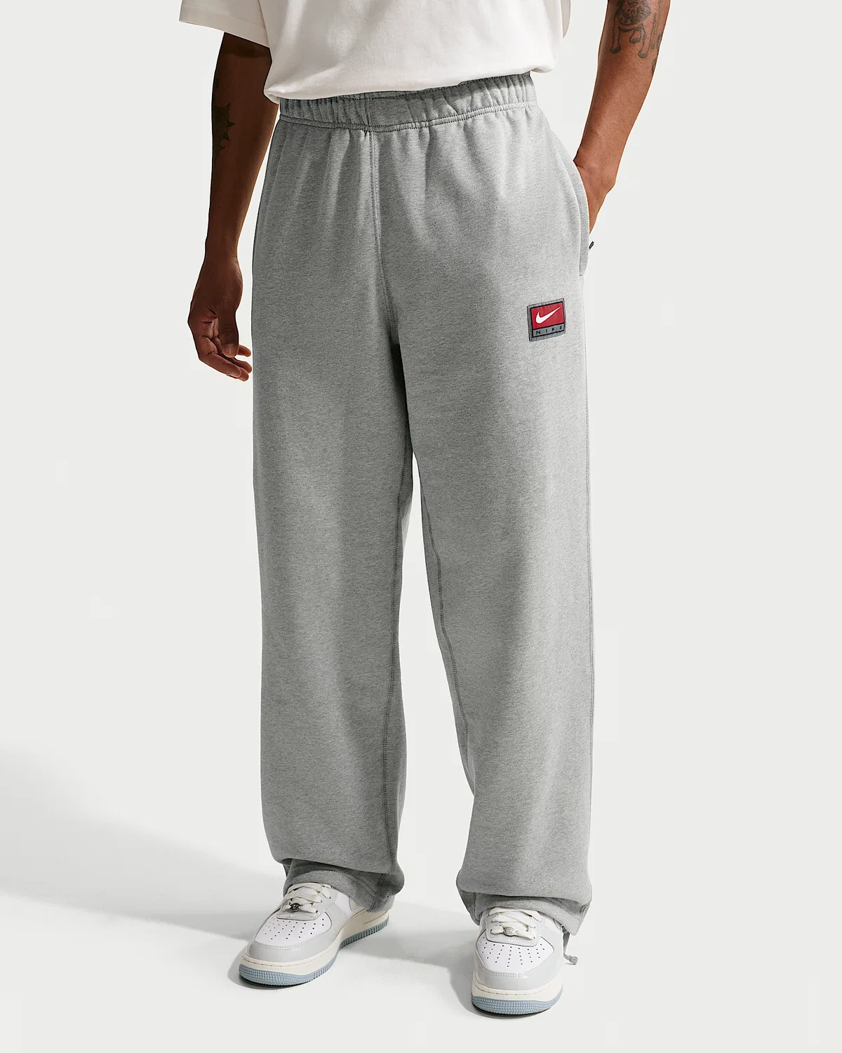 Мужские флисовые штаны Nike Solo Swoosh с открытым низом, Dark Grey Heather/White — фото 2