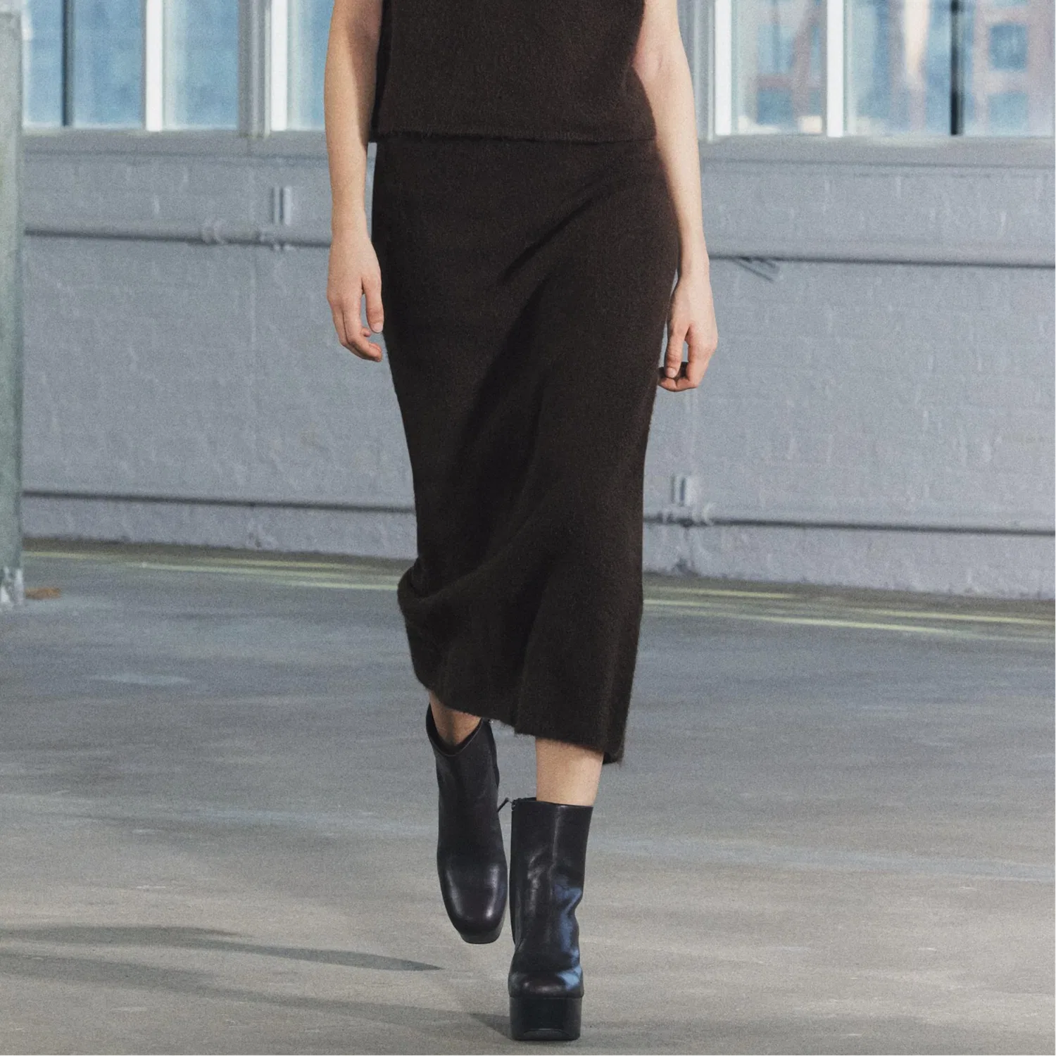 ZARA Женская трикотажная длинная юбка Dark Khaki — фото 4