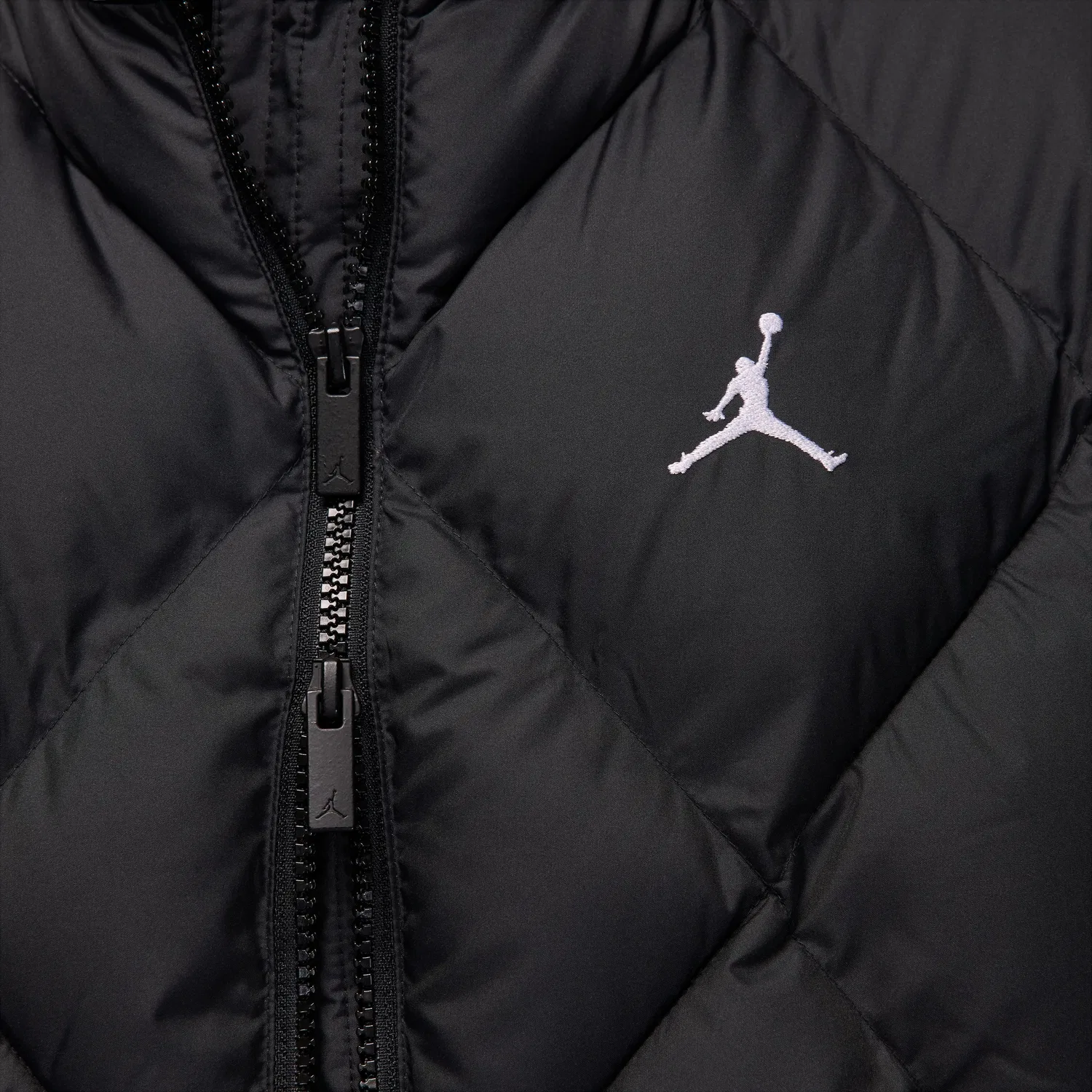 Женский жилет Air Jordan Brooklyn Therma-FIT Quilted Puffer Vest 'Black White' Jordan, Black/White — фото 4