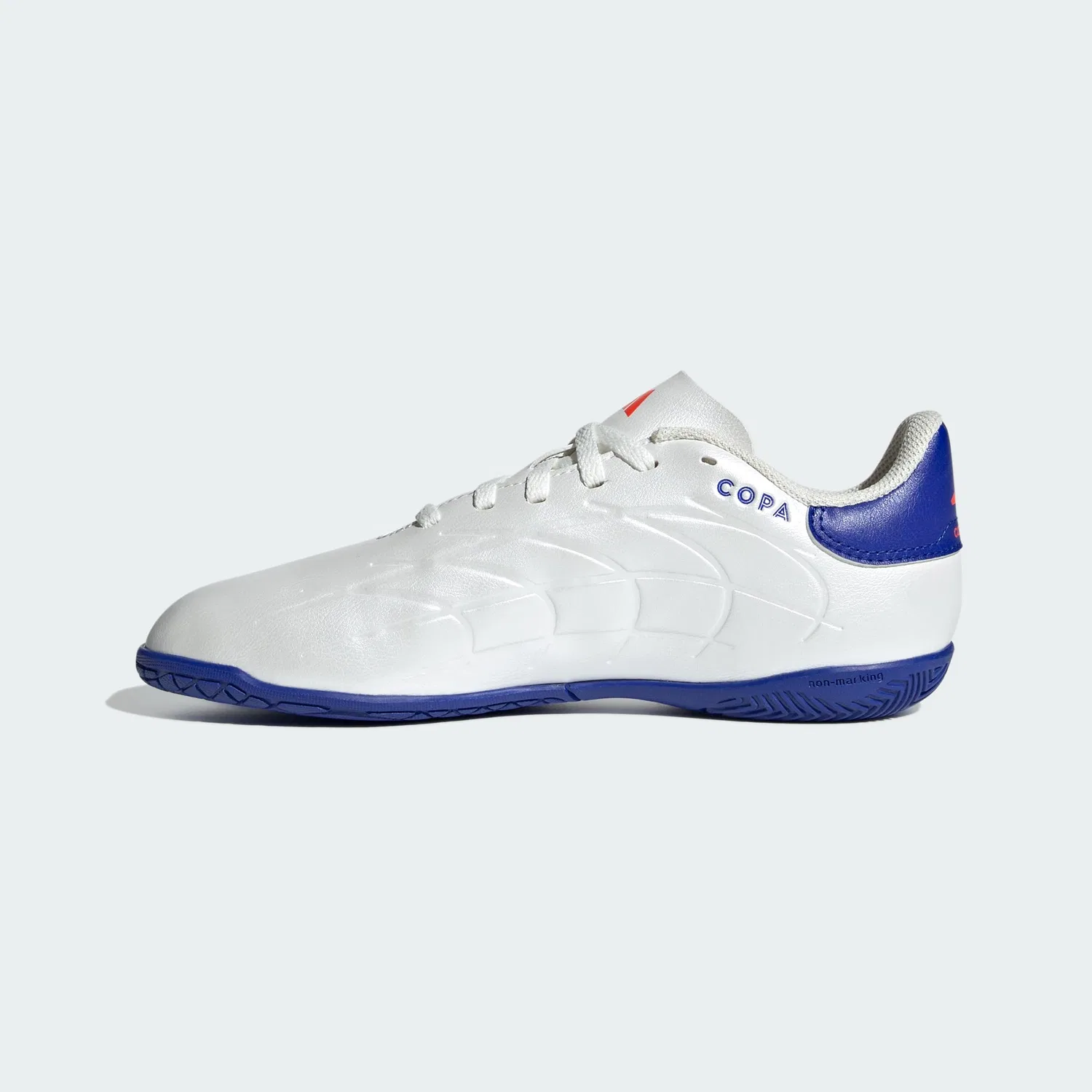 Детские футбольные бутсы для мальчиков с полосатым принтом Copa Pure II Club Indoor Adidas, Cloud White Lucid Blue Solar Red — фото 2