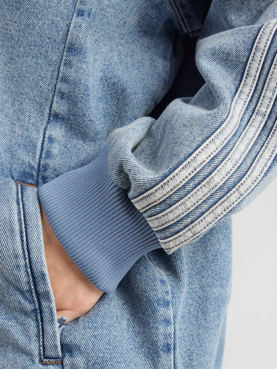 Куртка ADIDAS ORIGINALS Between-Season 'SST' в синем джинсовом и пастельно-голубом цветах — фото 3