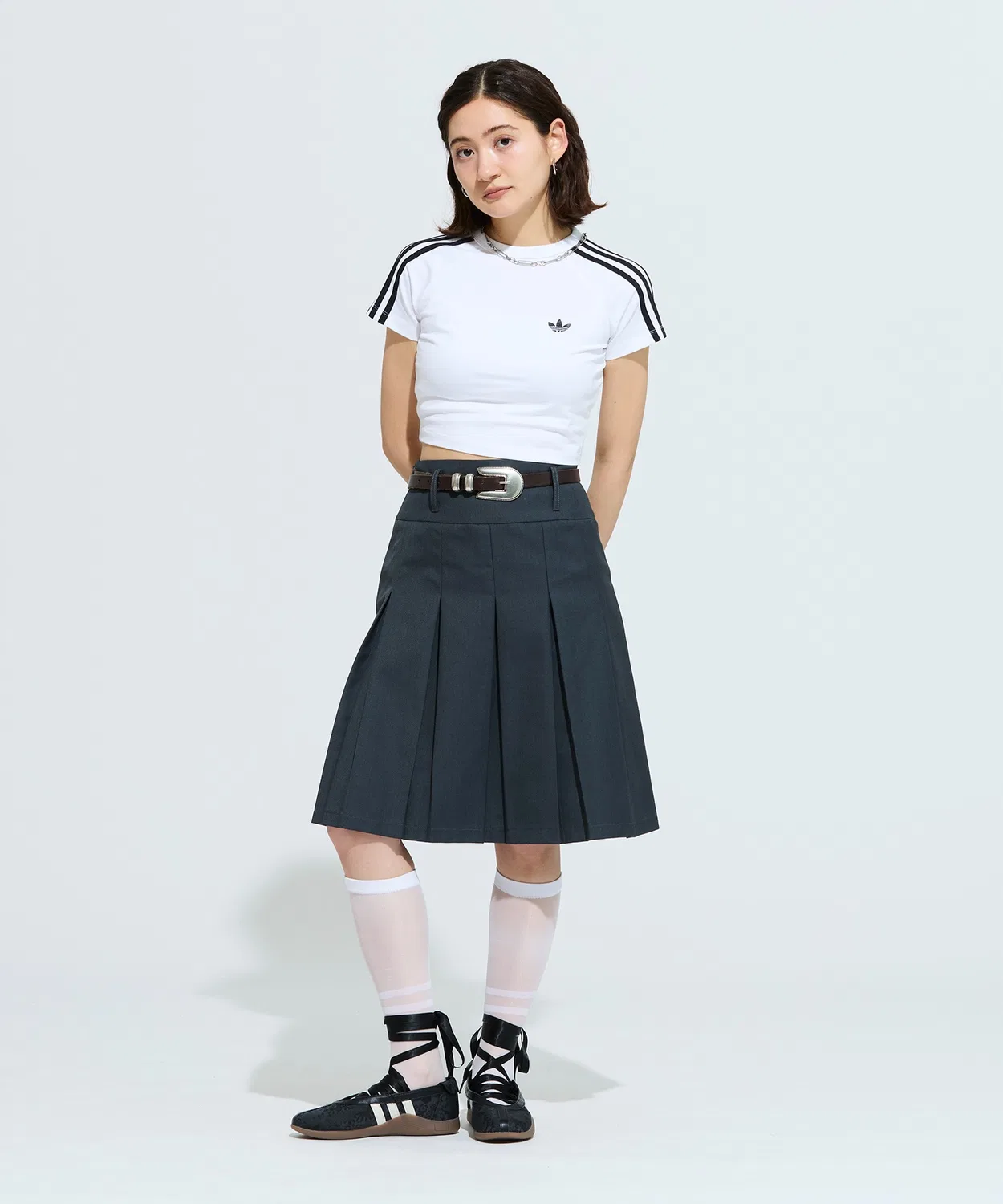 Женская футболка с U-образным вырезом, укороченная Adidas Originals, Белый — фото 2