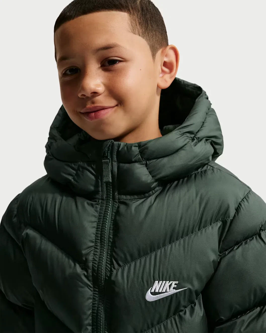 Пуховая куртка средней длины свободного кроя Therma-FIT для детей постарше Nike Sportswear All Day Play, Camo Green/White — фото 3
