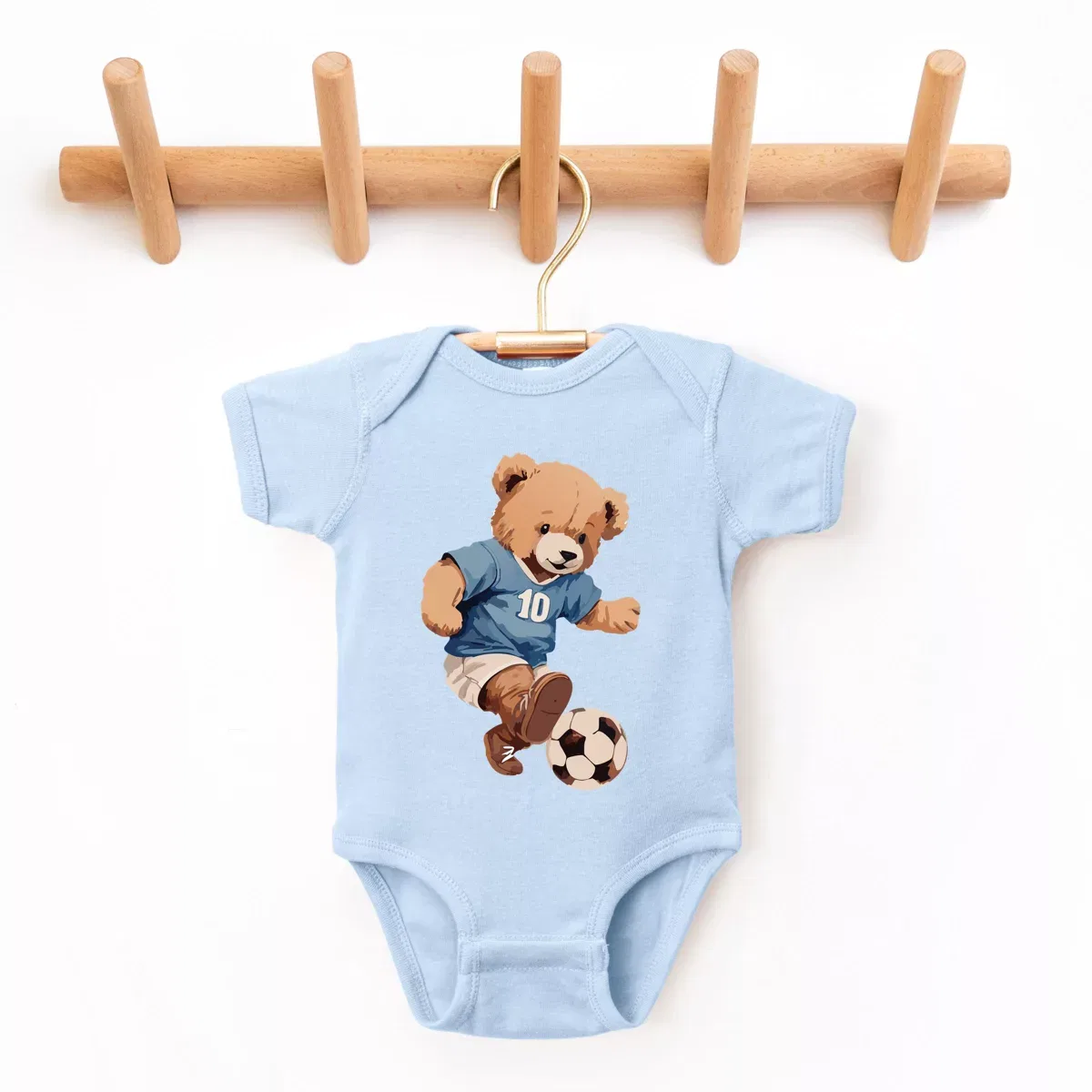 Детский боди с коротким рукавом с принтом Watercolor Soccer Bear The Juniper Shop, Light Blue — фото 2