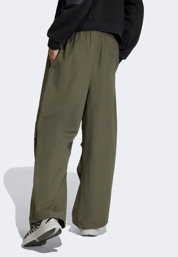 Городские технологичные брюки для активного отдыха Adidas Sportswear, Olive Strata — фото 2
