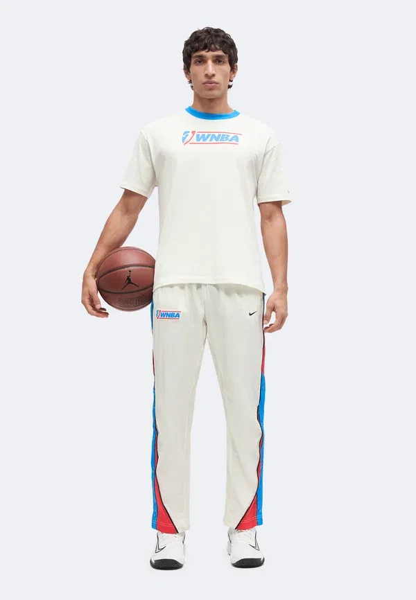 Футболка Nike Performance Wnba Tee Legends Print T-Shirt, цвет парусный/светло-фото-голубой — фото 3