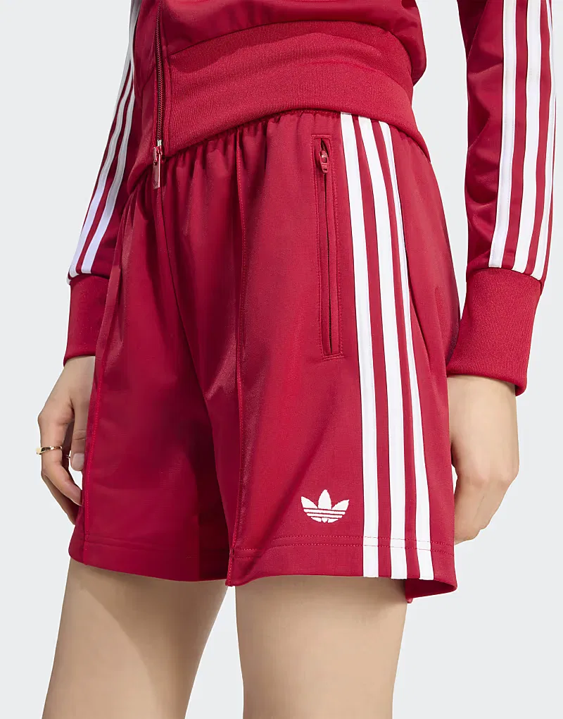 Классические шорты Adidas Originals Firebird в красно-белой расцветке, символизирующей победу команды — фото 2