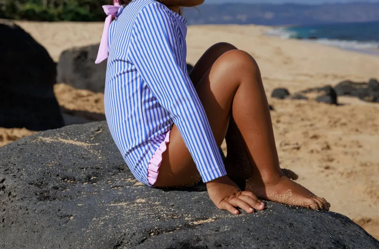 Детский купальник-слитный для девочек с оборками Coastal Cutie Surf Suit feather 4 arrow, Marina Blue — фото 3