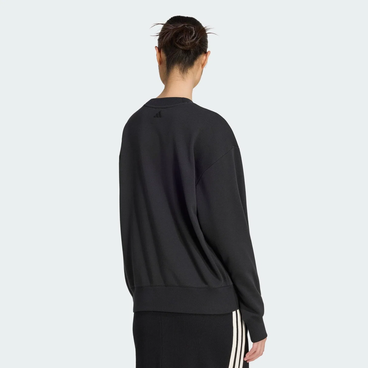 Женский свитшот из сатина с V-образным вырезом Seasonal Essentials Satin-Sweatshirt, Adidas, Цвет Schwarz — фото 3