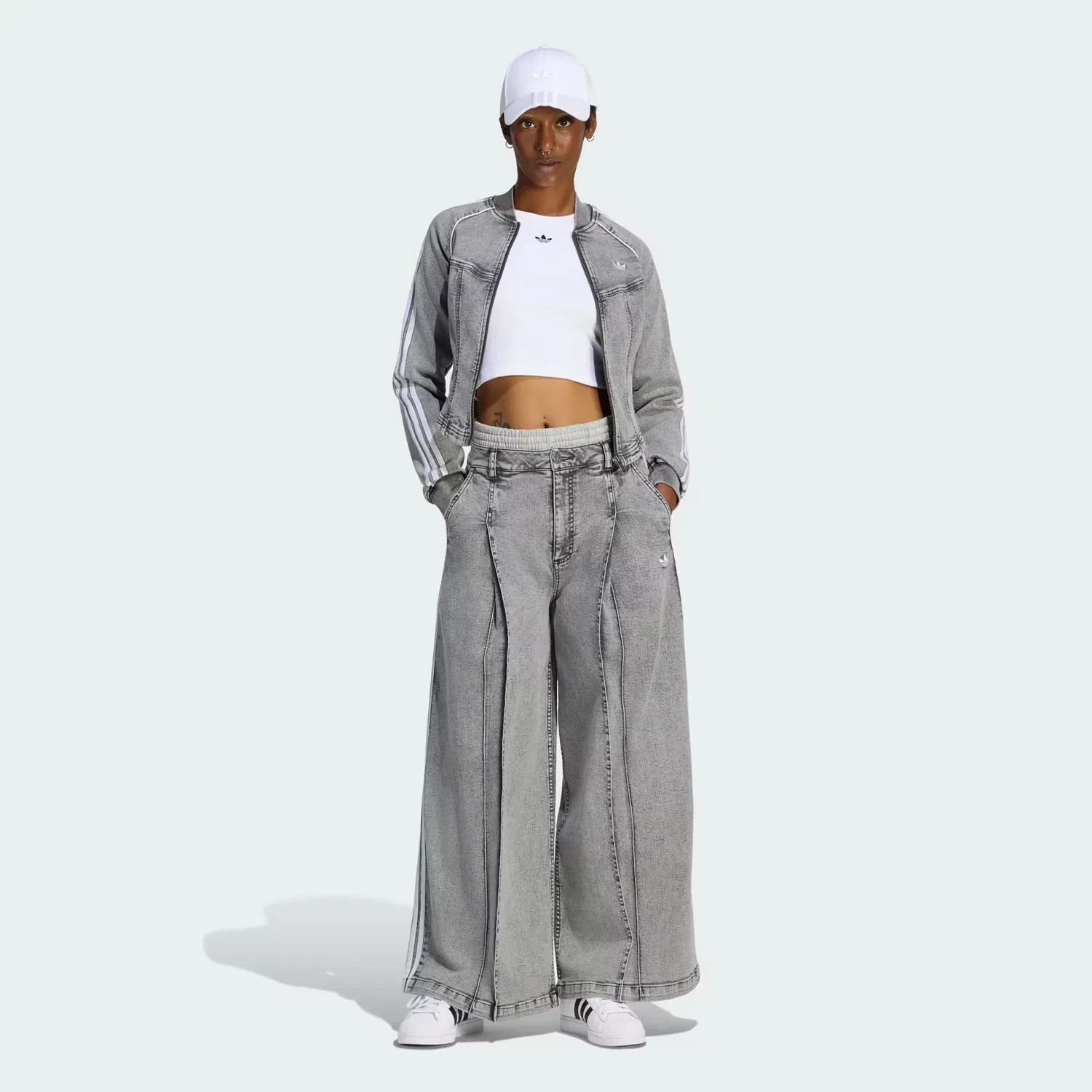 Женские джинсы широкого кроя с защипами Denim Pleats Wide Leg Pants Adidas Originals, серый деним — фото 3