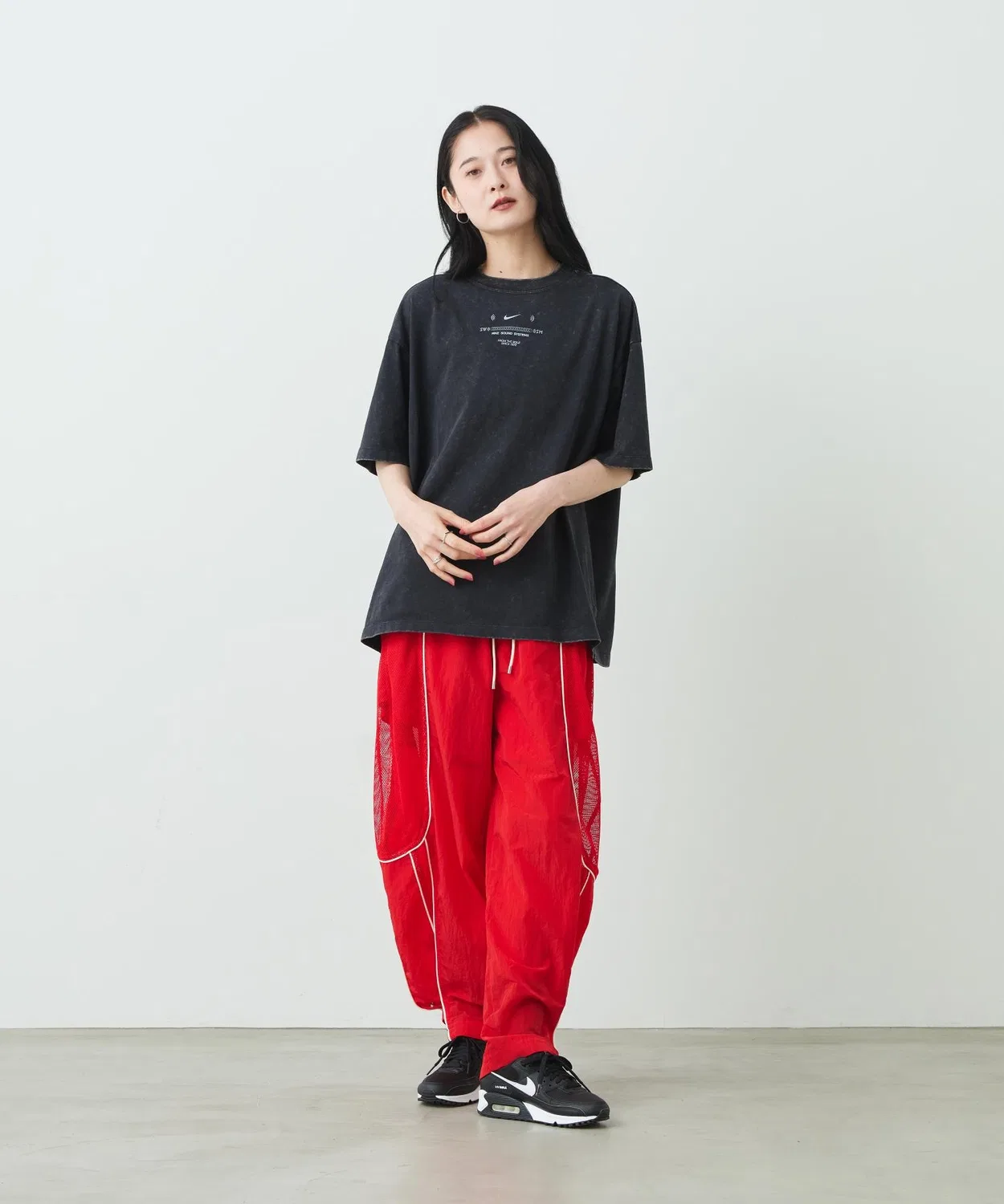 Женская свободная футболка с принтом Nike Sportswear Classic, Black — фото 4