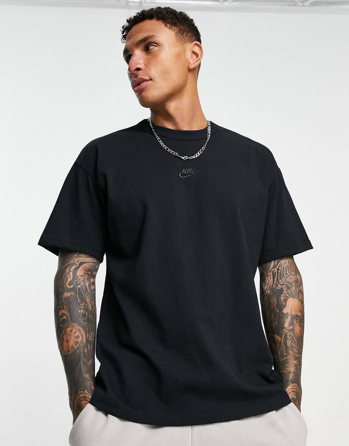 

Черная объемная футболка Nike Premium Essentials