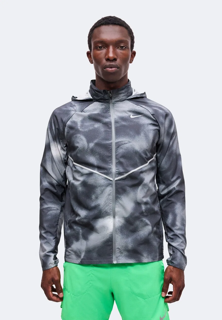 Спортивная куртка NIKE 'Miler' черного цвета — фото 2