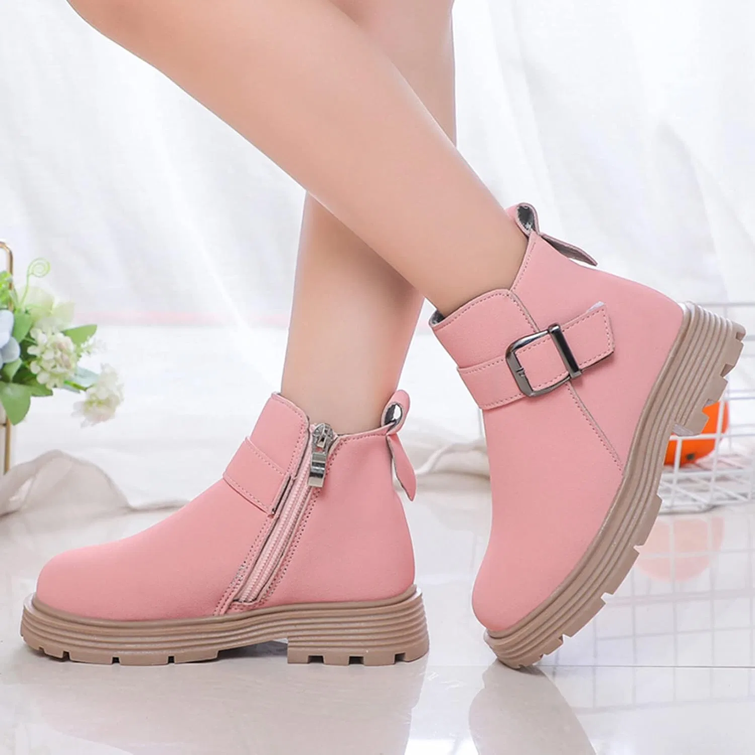 Детские ботинки для девочек с пряжкой и боковой молнией, модель Ankle Boots Scrub Leather Buckle, Pink — фото 2