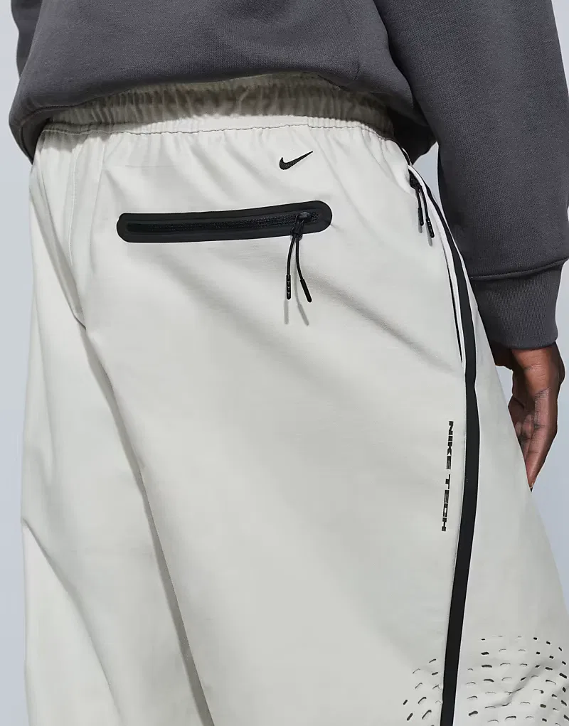 Спортивные брюки Nike Tech Shori с перфорацией и широкими штанинами, светло-бежевый — фото 2