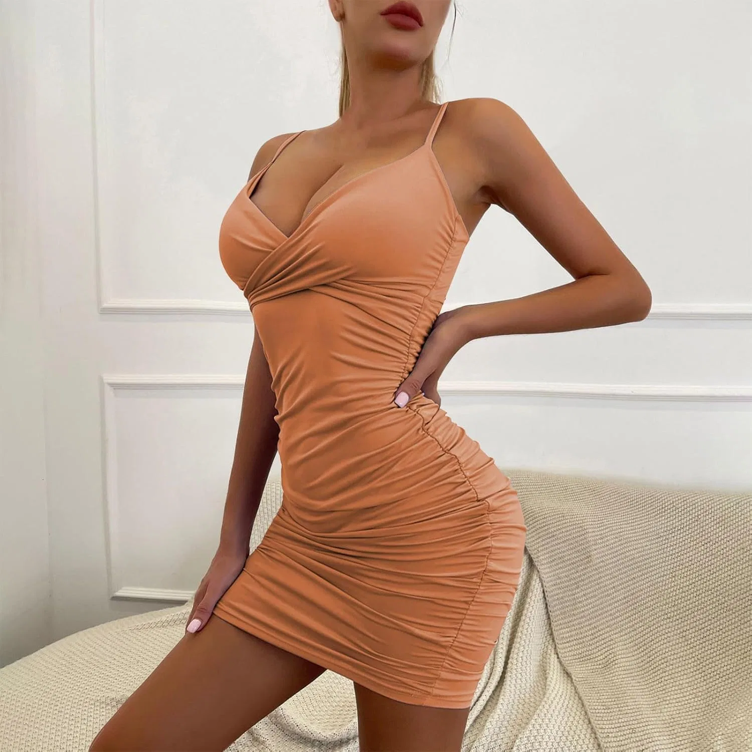 Женское мини-платье на бретелях V-образный вырез, Orange — фото 2