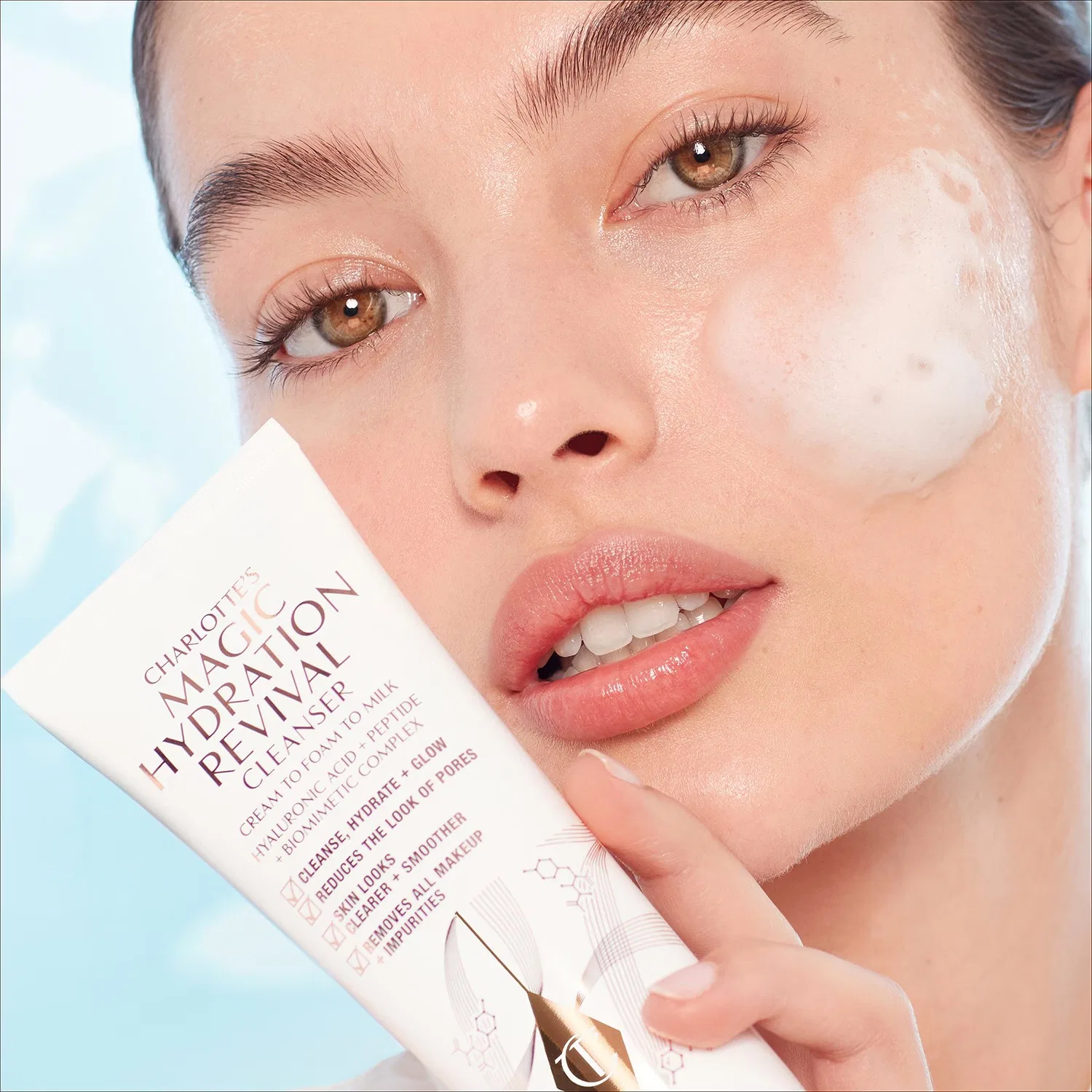 Очищающая пенка Magic Revival Cleanser 30 мл CHARLOTTE TILBURY — фото 4