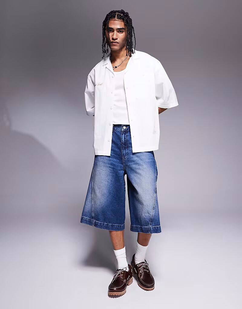 

Удлиненные джинсовые шорты ASOS DESIGN в стираном средне-синем цвете с перекрученным швом