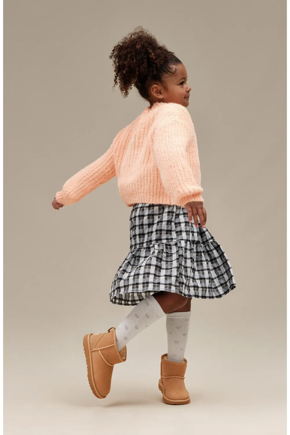 Детские ботинки короткие водонепроницаемые Classic Mini II UGG, Sand — фото 2