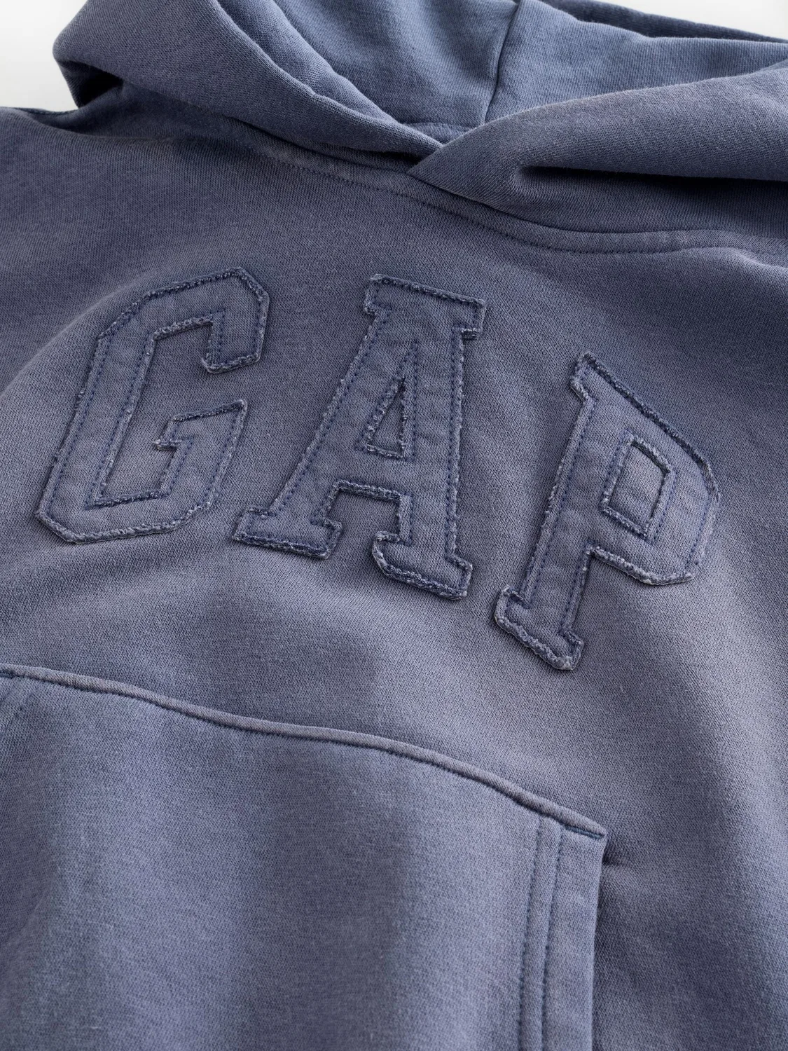 Худи Gap VintageSoft Relaxed Logo Hoodie, вымытый темно-синий — фото 3