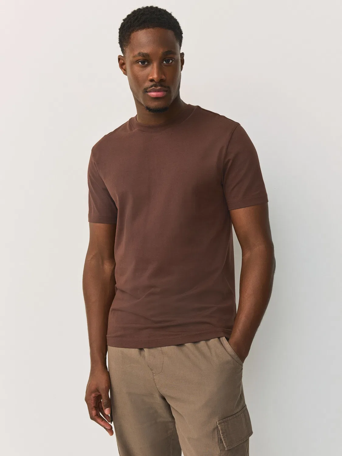Футболка с круглым вырезом, slim fit, Essential Next, коричневый шоколад