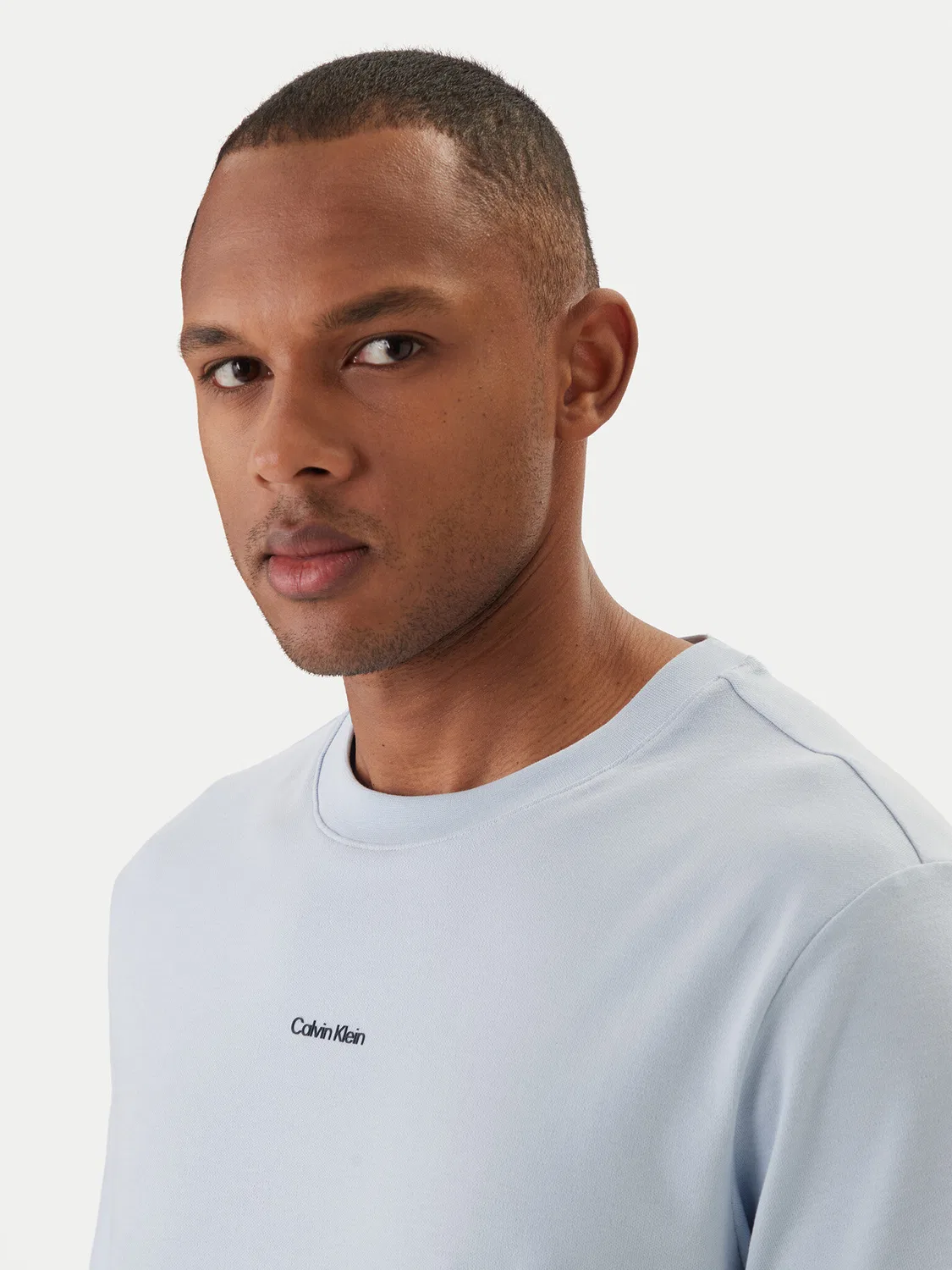 Мужская футболка небесно-голубого цвета стандартного кроя Calvin Klein, голубой — фото 4