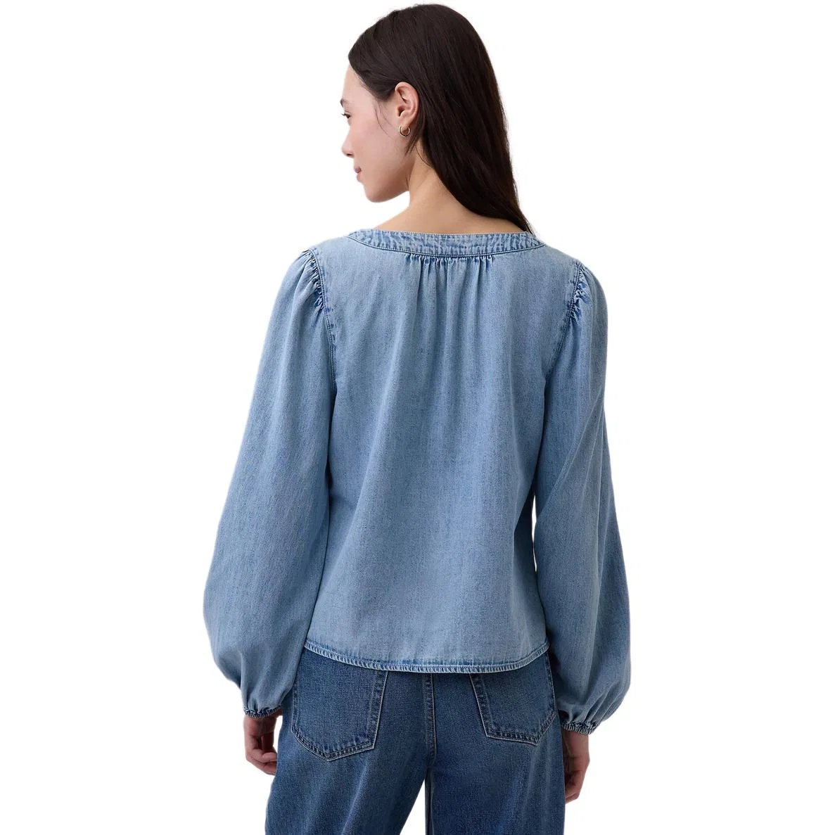 Женская рубашка из денима с V-образным вырезом Light Washed GAP, Light Washed — фото 3