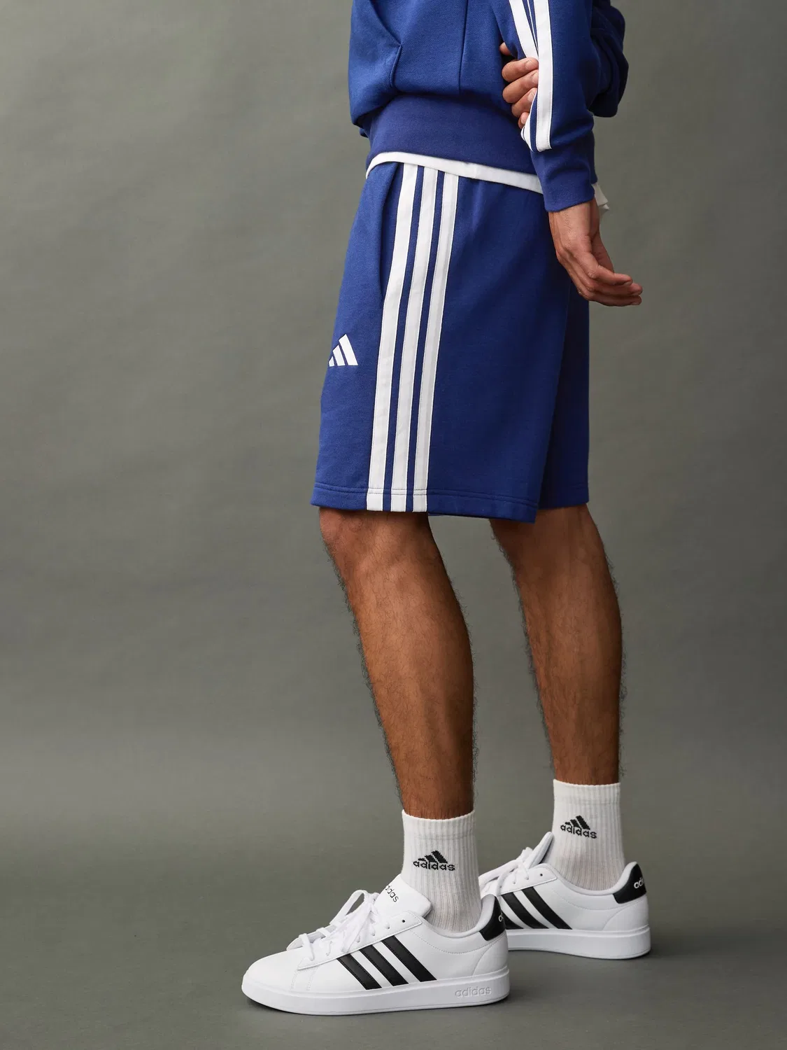 Шорты повседневные с тремя полосками adidas, синий — фото 2