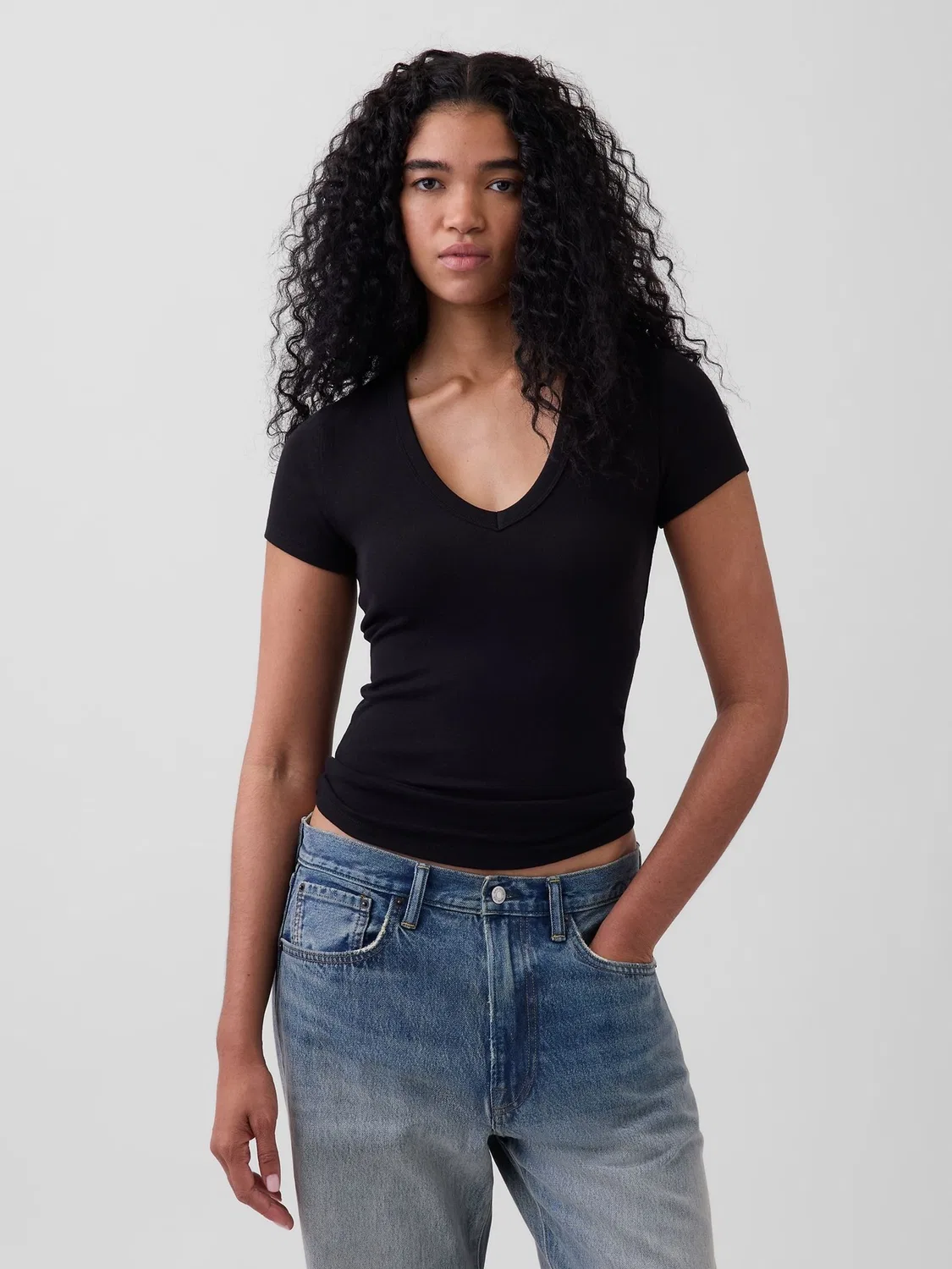 Черная короткая футболка с v-образным вырезом Gap Modern