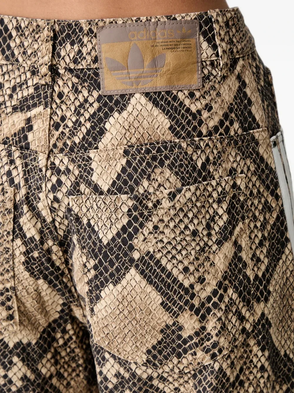 Джинсы свободного кроя с змеиным принтом Adidas, бежевый — фото 4