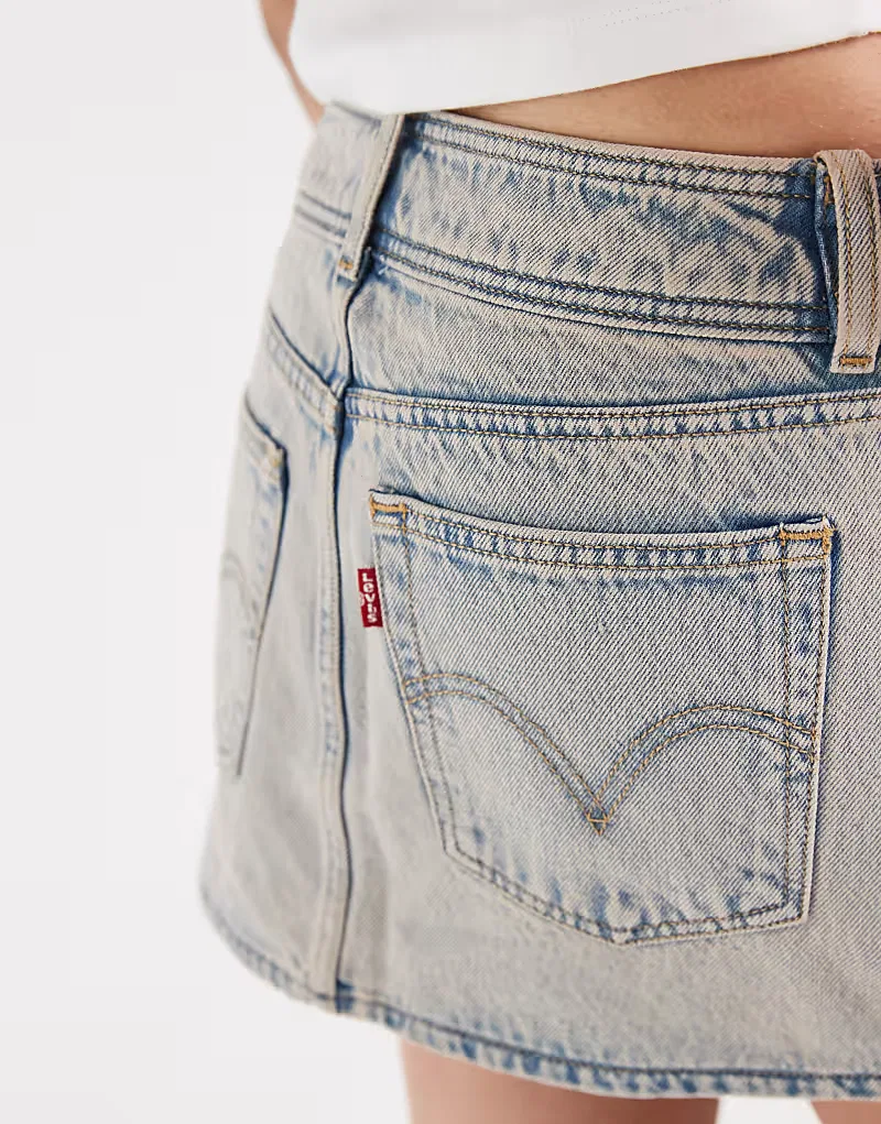 Джинсовая мини-юбка Levi's с низкой посадкой и поясом, кислотная стирка синий — фото 3
