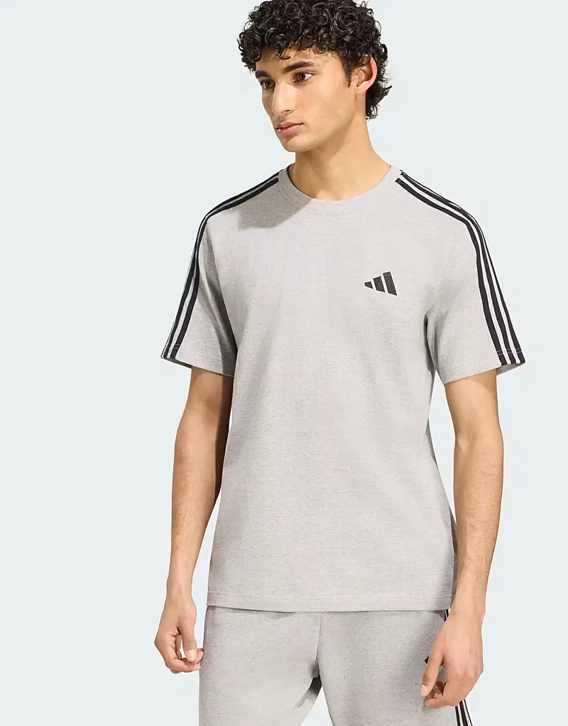 Футболка Adidas Performance Essentials с тремя полосками, расположенными на левой стороне груди, серо-белого