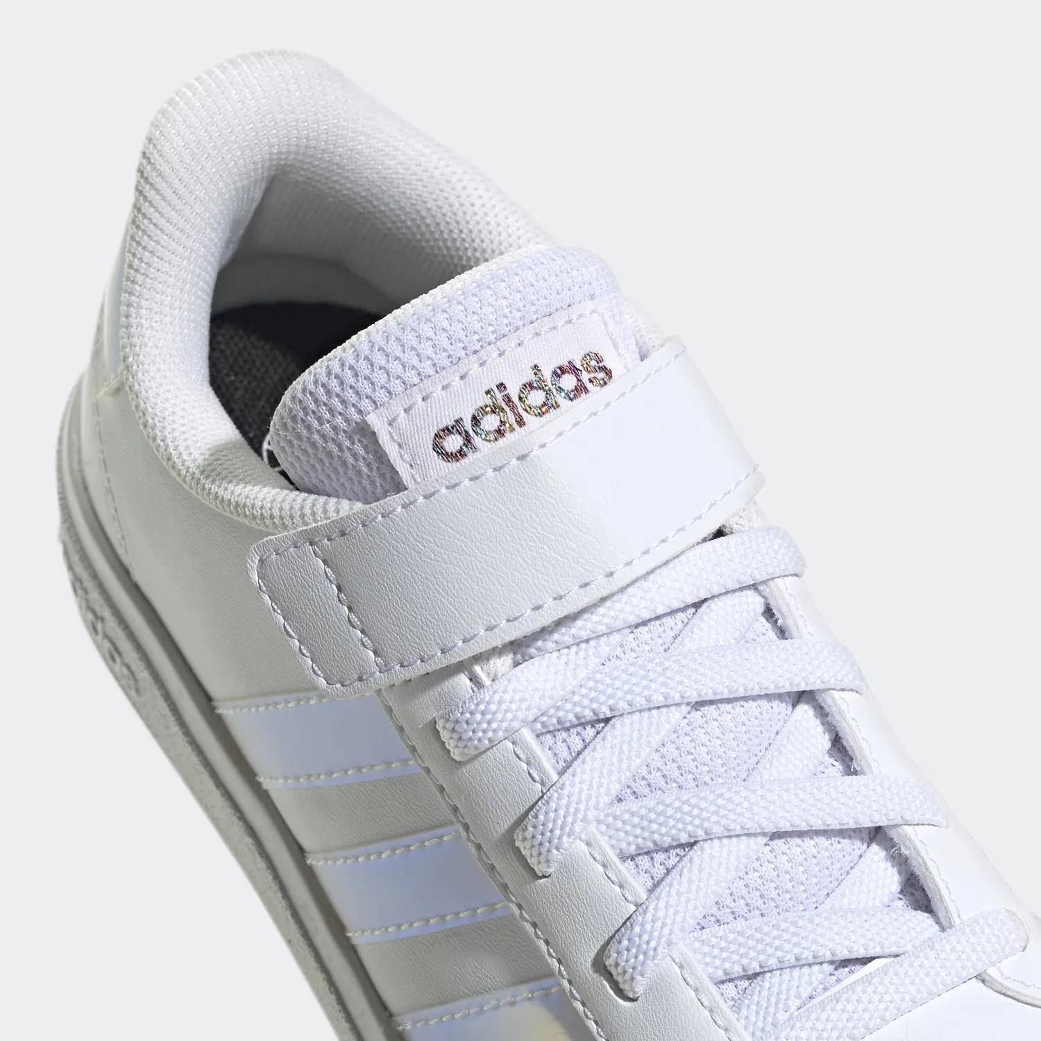Детские кроссовки для мальчиков с закрытым носком Grand Court Lifestyle Court Elastic Lace and Top Strap Adidas, White Ftwr White Matte Silver Matte Silver — фото 4