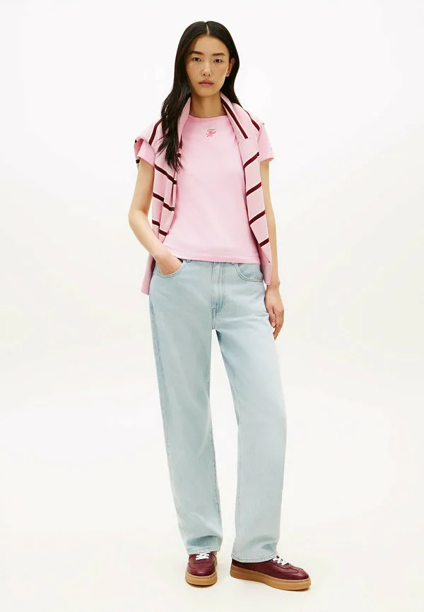 Облегающая базовая футболка с текстурированным логотипом Tommy Hilfiger, Classic Pink — фото 2