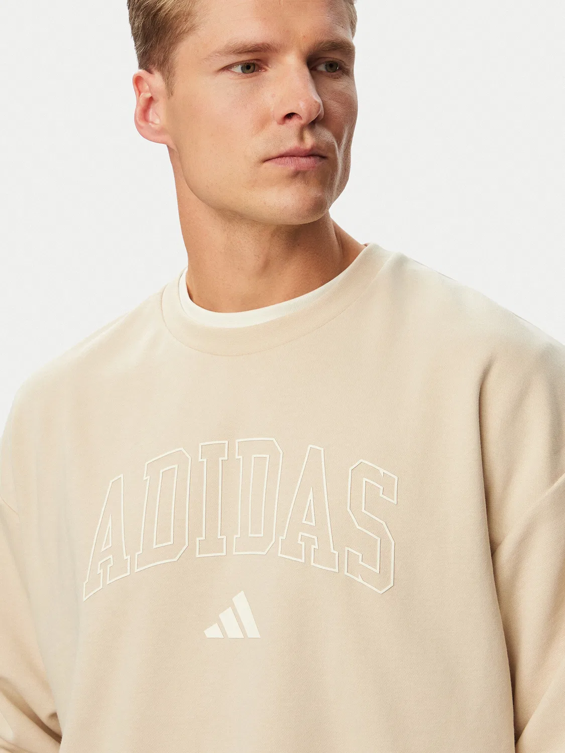 Мужская толстовка стандартного кроя Seasonal Essentials Collegiate French Terry Crew Adidas, бежевый — фото 4