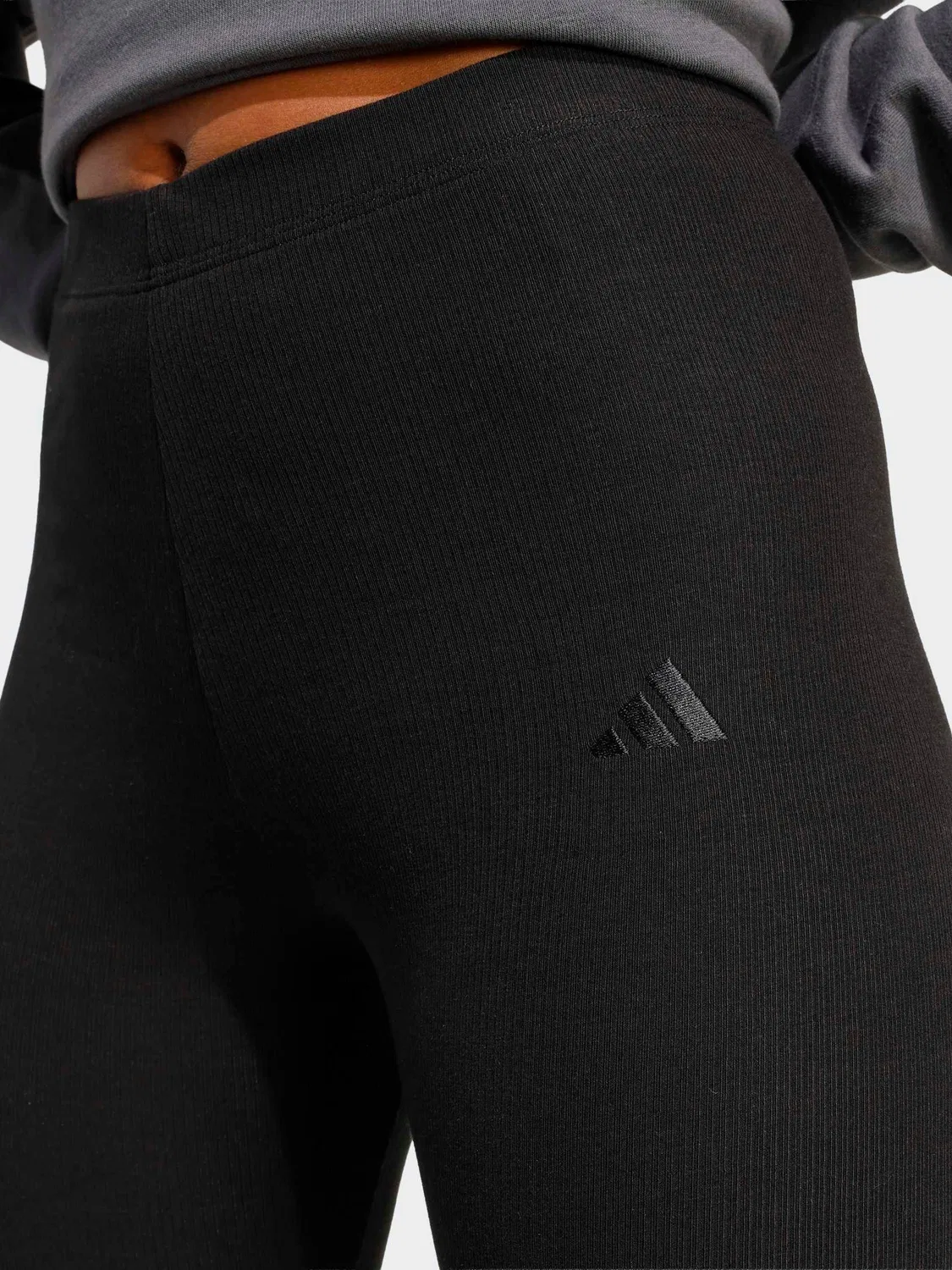 Леггинсы капри ребристые Seasonal Essentials adidas, черный — фото 4