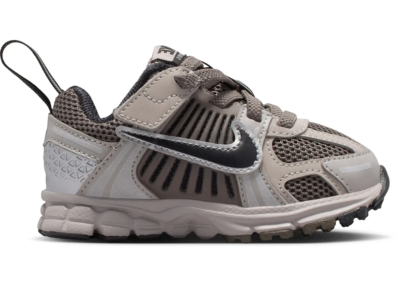 Детские кроссовки Lifestyle Nike Vomero 5, College Grey Cave Stone Metallic Silver Black