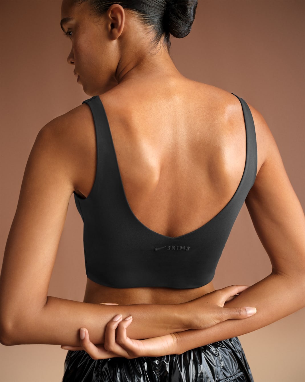 Спортивный топ NikeSKIMS Matte Women's V-Neck Long-Line, черный — фото 2