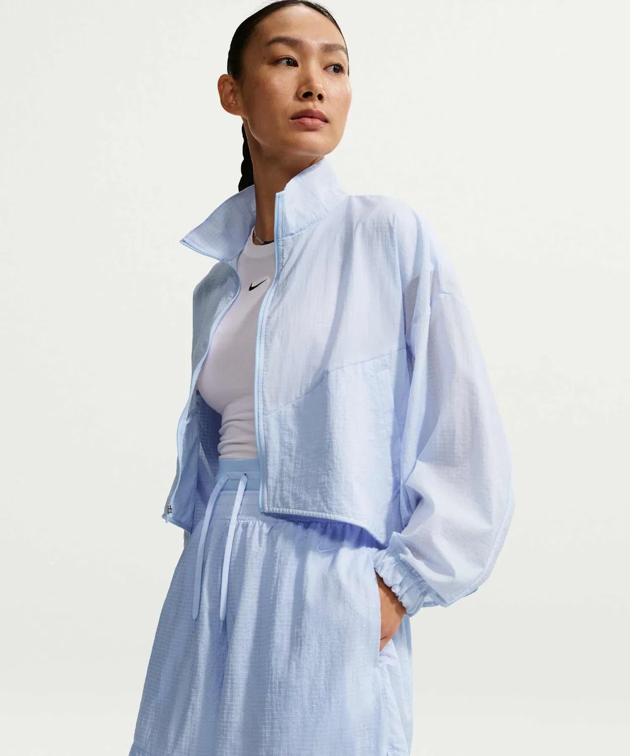 Женская куртка-ветровка легкая с капюшоном NIKE Sportswear Oversized Lightweight Ripstop Jacket, Clear Blue — фото 4