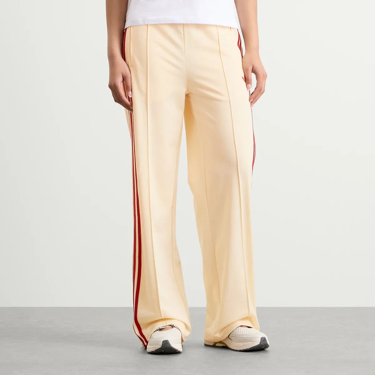 Женские спортивные брюки свободного кроя Firebird Adidas, Warm Vanilla & Team Victory Red — фото 2