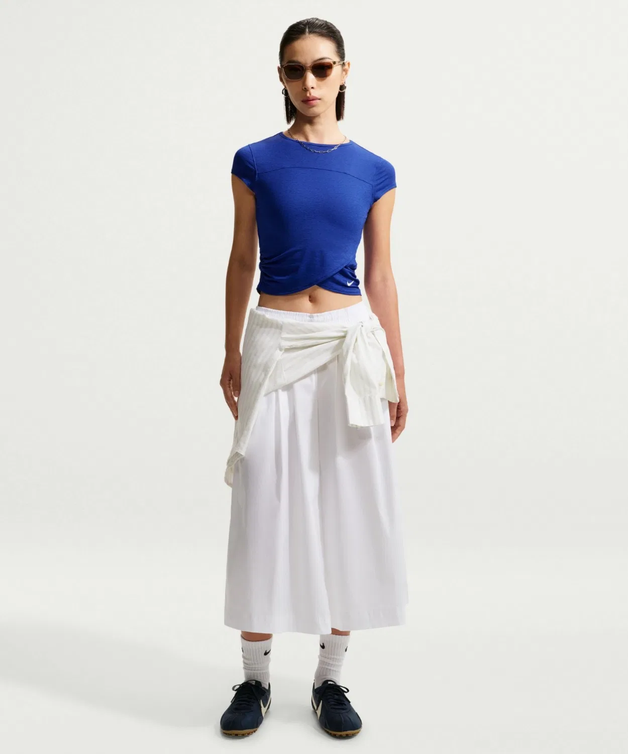 Женские широкие укороченные брюки-кюлоты из поплина Nike Sportswear Mid-Rise Poplin Culottes, Белый — фото 3