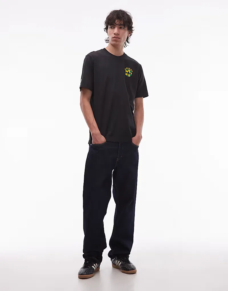 Футболка Adidas Originals с графическим изображением футбольной эмблемы в черном, желтом и зеленом х — фото 2