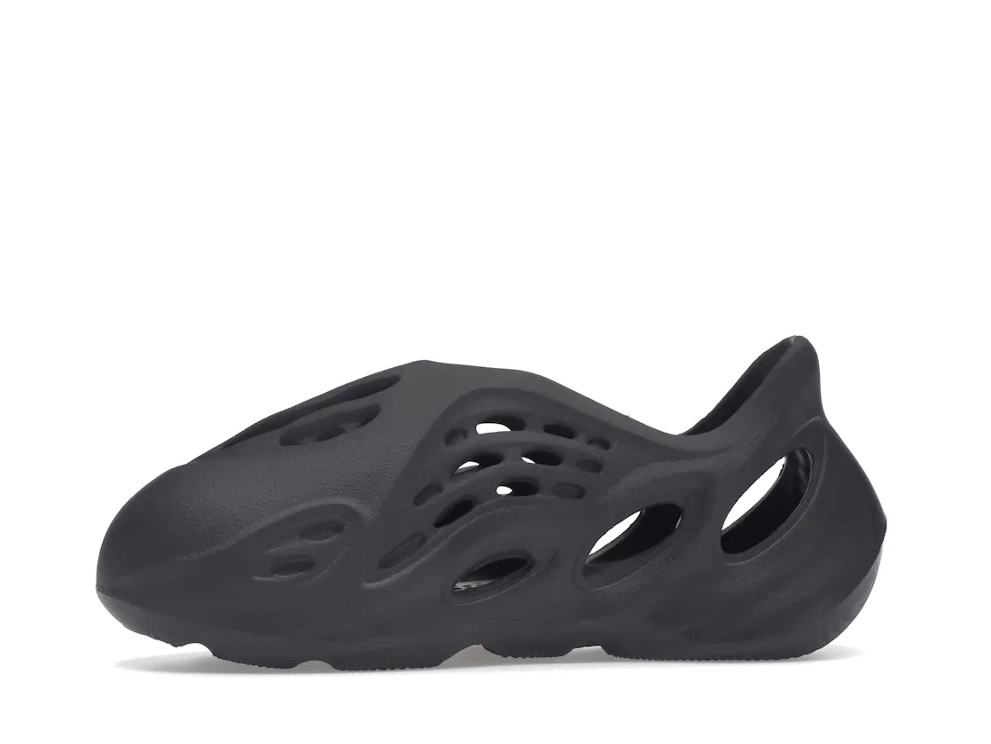 Детские клоги с вентиляцией Adidas Yeezy Foam RNR, Onyx/Onyx/Onyx — фото 3