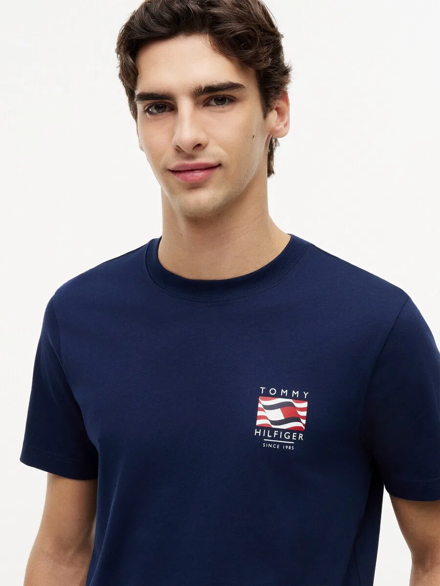 Футболка TOMMY HILFIGER "Волнистый флаг" темно-синего цвета — фото 2