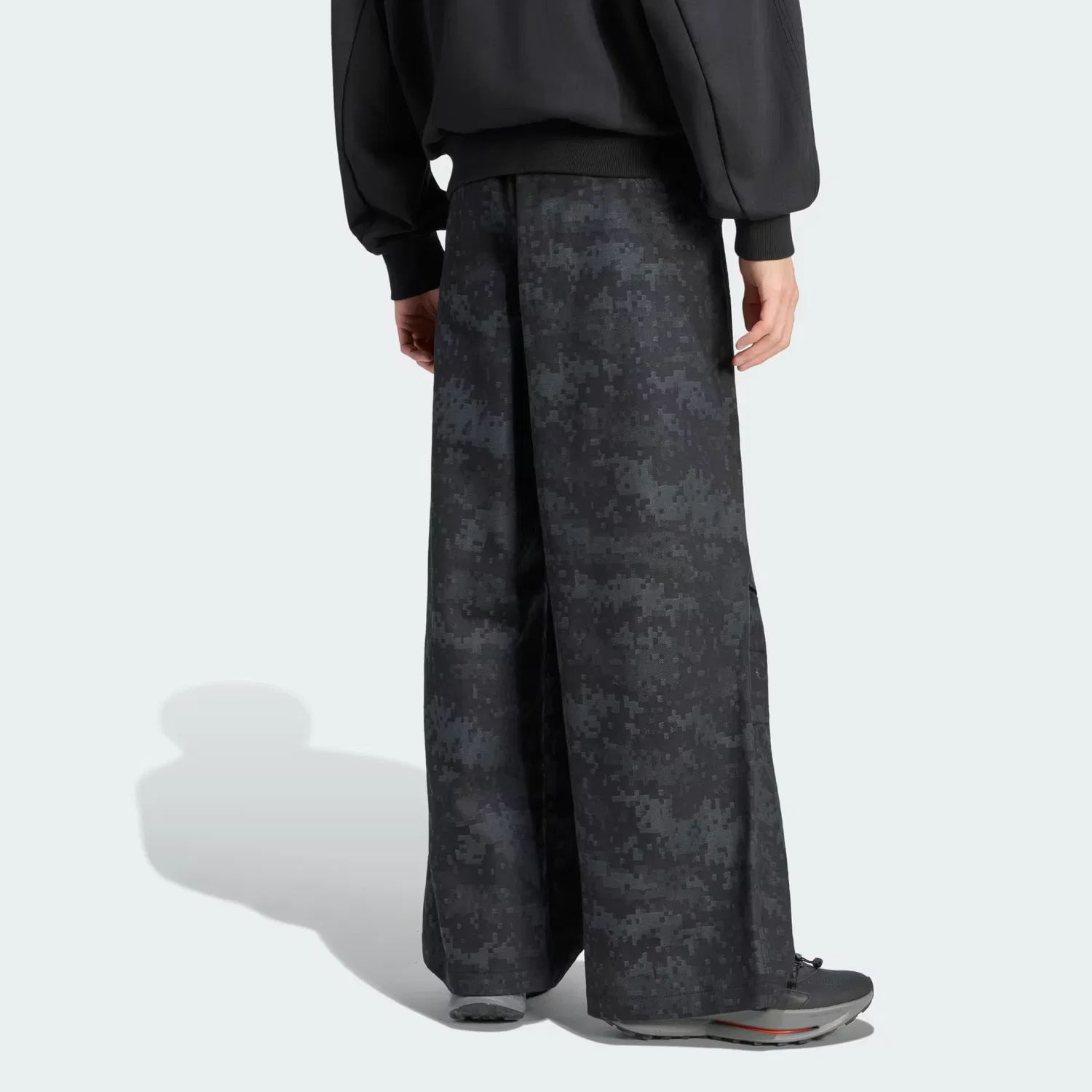 Мужские брюки свободного кроя Equipment Camo Canvas Pant Adidas Originals, черный — фото 2
