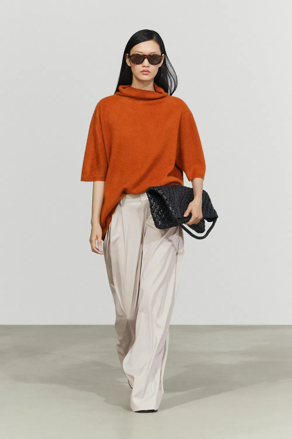 Брюки Massimo Dutti Wool Blend Darted With Button Detail, бежевый — фото 2