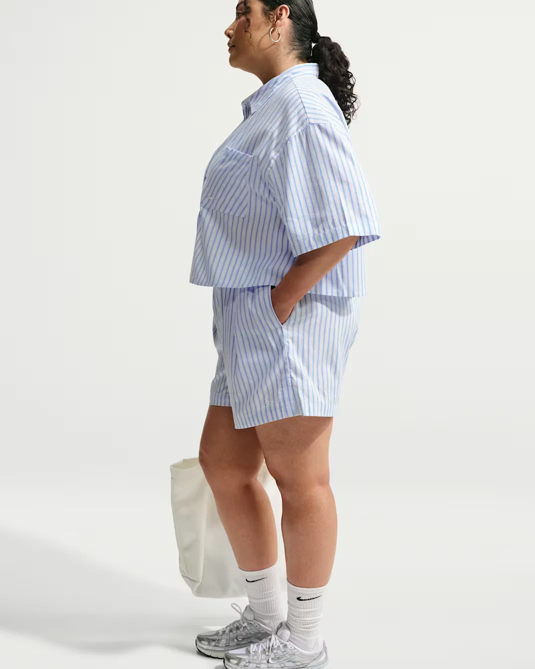 Женские свободные шорты средней посадки в полоску (большие размеры) Nike Sportswear Chill Poplin, Light Photo Blue/Hydrogen Blue/Summit White — фото 4