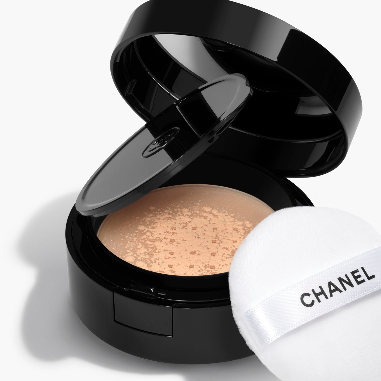 Пудра для лица poudre universelle libre mit natürlichem finish Chanel, 50 - medium intense, вес 6 гр. — фото 2