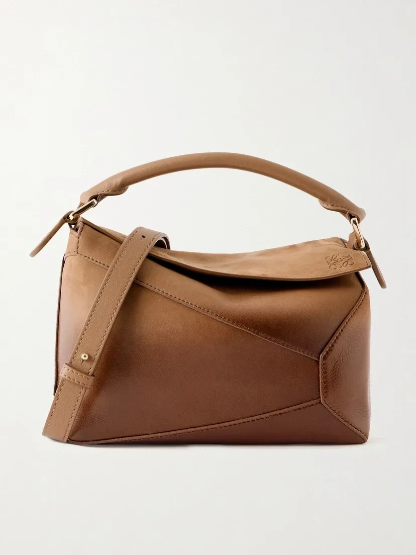 Маленькая сумка на плечо Puzzle Edge из лакированного нубука LOEWE, коричневый
