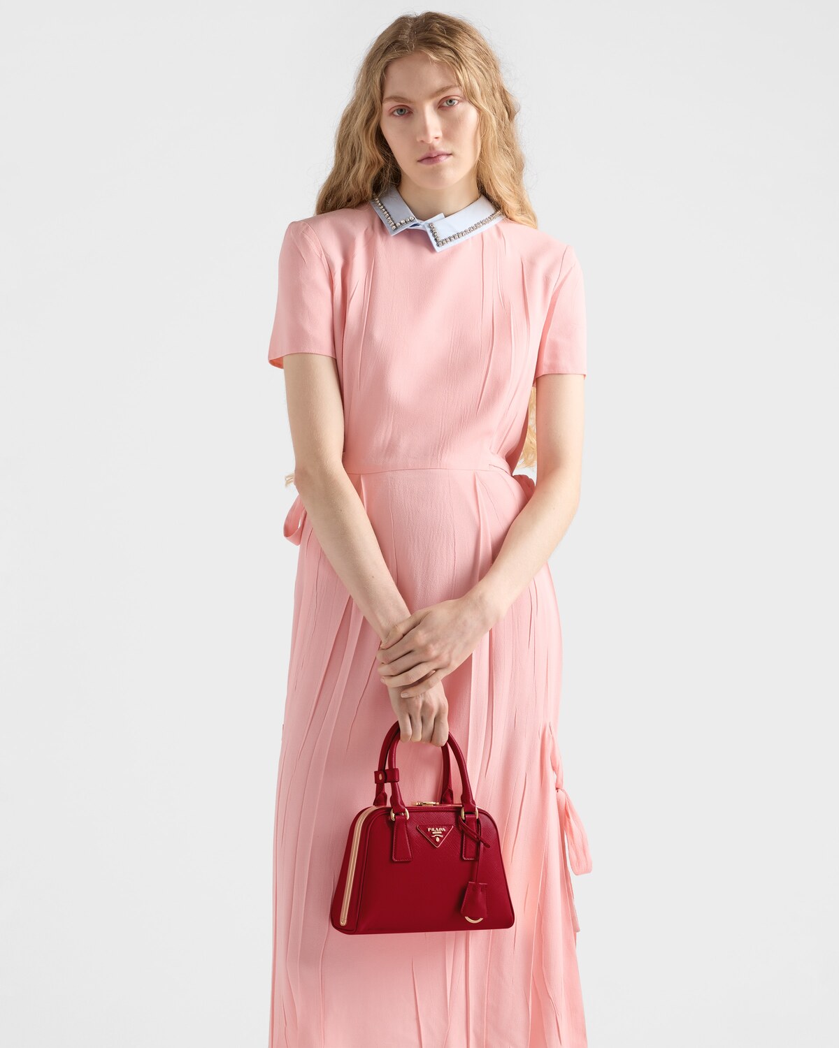 Мини-сумка Prada Pyramid из сафьяновой кожи Prada, вишнево-красный — фото 2